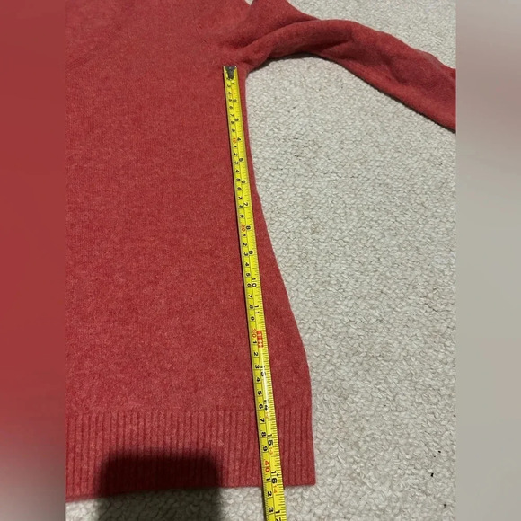 LL Bean 100% Cashmere Sweater Womens V Neck Pullover Classic Size Small. Salmon - Picture 11 of 12